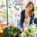 ygieinh-Woman-at-the-farmers-market-looking-at-fruits-and-vegetables