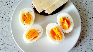 vit eggs-and-a-sandwich-with-cheese-and-_bread-1296x728-header
